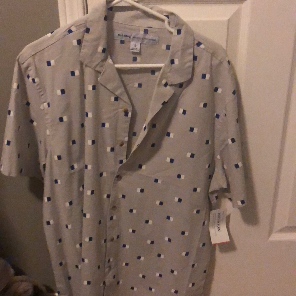 Old navy button down—-NEVER WORN